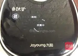 Illustration of how to make brown sugar, millet and egg porridge 3