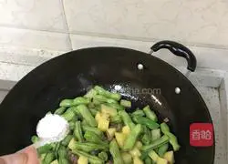 Illustration of how to make braised rice with ham, potatoes and green beans 5