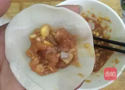 Illustration of how to make fresh corn meat pot stickers 7