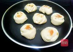 Illustration of how to make pan-fried floret rolls 7
