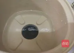 Illustration of how to make three-color quinoa, millet and red date porridge 2