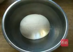 Illustration of how to make zucchini, black fungus, and egg pot stickers 2