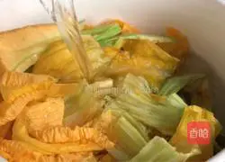 Illustration of how to make pumpkin flower rock sugar millet porridge 5