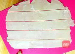 Illustration of how to make bacon rose rolls 4 