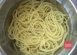 Illustration of how to make spicy cold noodles 3