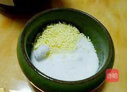 Illustration of how to cook salt-baked chicken in rice cooker 2