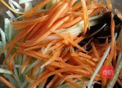 Illustration of how to make fried three-strand rice noodles 2