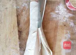 Illustration of how to make braised noodles with garlic and sprouts in iron pot 10