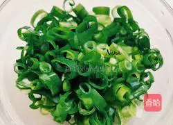 Illustration of how to make green onion rolls 6