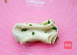 Illustration of how to make scallion rolls 16