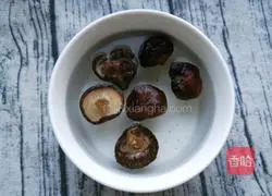 Illustration of how to make mushroom and chicken porridge 2