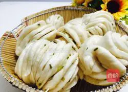 Illustration of how to make onion-flavored flower rolls 16