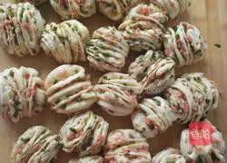 Illustration of how to make spring onion and ham rolls 17