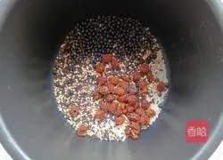 Illustration of how to make black bean and multigrain porridge 3