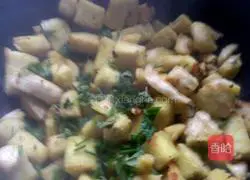 Illustration of how to make fried flower rolls 4