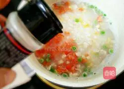 Illustration of how to make colorful porridge with diced chicken 5