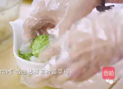 Illustration of how to make salmon rice balls 8