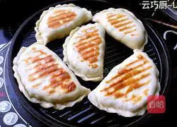 Illustration of how to make scallops and three fresh chives box 18