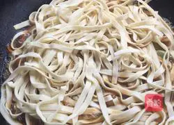Illustration of how to make braised beans and noodles 3
