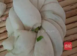 Illustration of how to make the flower roll 12