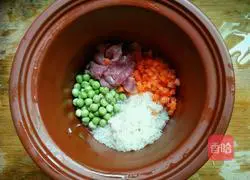 Illustration of how to make green bean, carrot and meat porridge 3