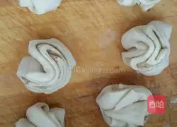 Illustration of how to make salt and pepper rolls 7