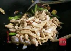 Illustration of how to make braised noodles with shredded chicken and beans 7