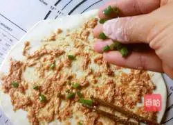 Illustration of how to make crispy pork pancakes 8