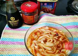 Illustration of how to cook rice noodles in a microwave oven in eight minutes