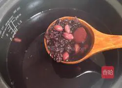 Illustration of how to make yam and black rice medicated porridge (blood and qi nourishing) 6