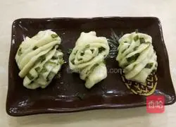 Illustration of how to make scallion rolls 13