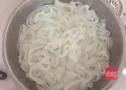 Illustration of how to make dried rice noodles with tomato sauce and minced meat 3