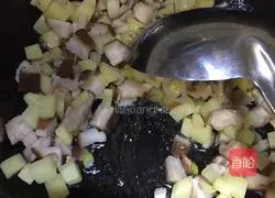 Illustration of how to make potato baked rice 6