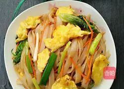 Illustration of how to make fried rice noodles with eggs 10