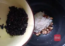 Illustration of how to make red bean, peanut and black rice porridge 5