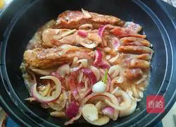 Illustration of how to make black pepper pork ribs and cured clay pot rice 11