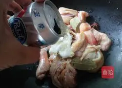 Chicken whole legs and mushrooms in clay pot rice Practice illustration 2