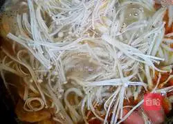 Illustration of how to make cross-bridge rice noodles 7