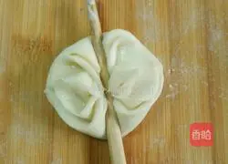Illustration of how to make flower rolls 11