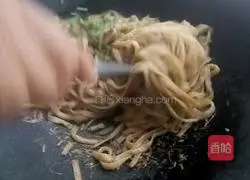 Illustration of how to make fried rice noodles with lean meat and celery and green onion 5
