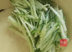 Illustration of how to make three-silk spring rolls 6