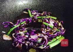 Eating Rice Noodles in Various Ways—Illustration of How to Make Black Pepper Fried Rice Noodles 7