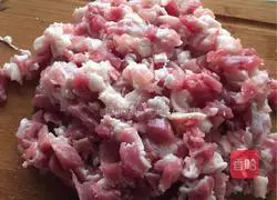 Illustration of how to make braised rice with diced beans and pork in a long vat 4