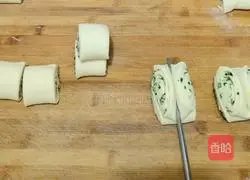 Illustration of how to make pepper leaf flower rolls 7