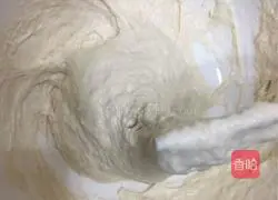 Illustration of how to make spring roll skins 3