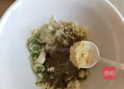 Illustration of how to make braised noodles with garlic and sprouts in iron pot 4