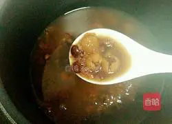 Illustration of how to replenish qi and strengthen the spleen with eight-treasure porridge 8