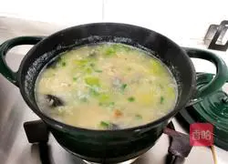 Illustration of how to make preserved egg and vegetable porridge 9