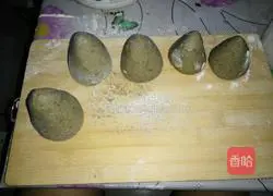 Illustration of how to make prunes and vegetable steamed buns 8