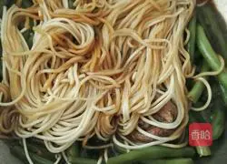 Illustration of how to make braised pork short ribs and beans with noodles 9